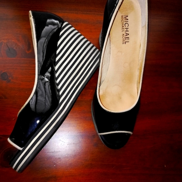 Michael Kors 7 wedges navy blue stripe heel - Picture 1 of 4
